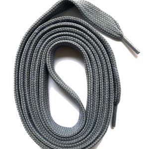 Puede incluir: Un par enrollado de cordones grises con un diseño plano y trenzado. Los cordones tienen forma redondeada y están hechos de un material duradero. Los terminales son de color gris oscuro.