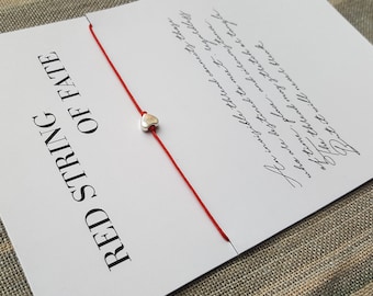 Red String of Fate Armband: kleines Herz, passendes Schmuckstück