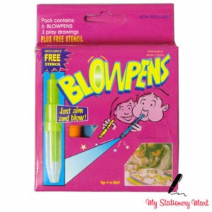 Op de afbeelding: Een roze doos met de woorden "Blowpens" in gele letters. De doos bevat zes blaaspennen, drie speeltekeningen en een gratis sjabloon. De blaaspennen zijn kleurrijk en hebben een doorzichtige plastic buis met een groene dop. De doos bevat ook de tekst "Just aim and blow!" en "Age 4 to Adult".