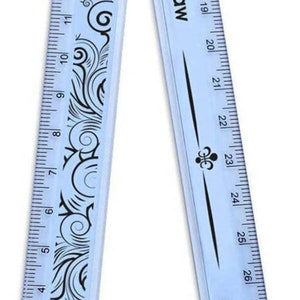 Peut inclure: Une règle pliante en plastique bleu avec un bouton en plastique transparent. La règle est graduée en pouces et présente un motif floral sur un côté. La règle est étiquetée "liquidraw Folding Ruler FDR30".