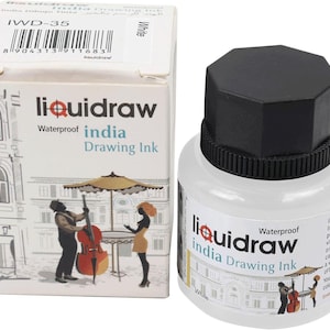 Op de afbeelding: Een fles witte India-inkt met een zwarte dop en een bijpassende doos. De doos en fles zijn gelabeld met "liquidraw" en "Waterproof India Drawing Ink". De doos toont een illustratie van muzikanten die onder een parasol spelen.