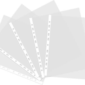 Puede incluir: Un conjunto de protectores de hojas transparentes. Cada hoja tiene un borde blanco reforzado con agujeros pre-perforados para insertar en una carpeta. Las hojas están dispuestas en forma de abanico, mostrando su transparencia.