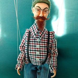 Erwan the bartender, a manipulable string puppet.