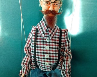 Erwan, il barista, è un burattino manovrabile a filo.