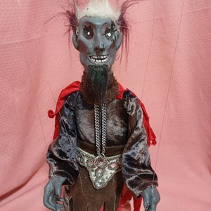 Zaar, the genius of chance, a manipulable string puppet