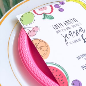 Puede incluir: Una invitaci&oacute;n blanca con un dise&ntilde;o de frutas coloridas. El texto dice "Tutti Frutti Come Celebrate Our Cutie Jensen Is Turning 6 Saturday 12.19.2020".