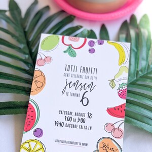 Puede incluir: Una invitaci&oacute;n colorida con un tema de frutas para una fiesta de cumplea&ntilde;os. La invitaci&oacute;n dice "Tutti Frutti" y "Ven a celebrar a nuestro peque&ntilde;o Jensen que cumple 6 a&ntilde;os". La fiesta es el s&aacute;bado 18 de agosto de 1:00 a 3:00 en 1940 Cascade Falls Ln. Tambi&eacute;n dice "&iexcl;Trae tu traje de ba&ntilde;o para nadar!"