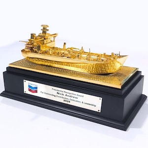 Miniatura di petroliera dorata – Premio aziendale personalizzabile e oggetto da collezione