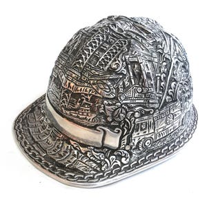 Casco de aluminio tallado a mano