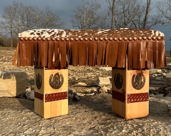 Taburete de banco con flecos de piel de vaca