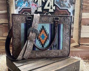 Monedero de cuero con herramientas