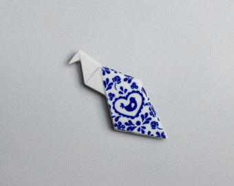 BROCHE DE PORCELANA PAVO REAL / Pavo real azul / Pin de pavo real / Pin de origami / Broche de origami / Pin de porcelana / Pavo real de origami / Pin de folclore / Regalo tradicional