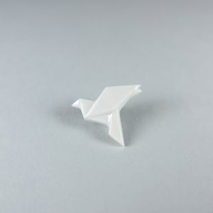 PORCELANA ORIGAMI DOVE / Origami dove ceramic pin / Origami mens lapel pin / Dainty Wedding lapel pin / Porcelain lapel pin button / Groom lapel pin imagen 2