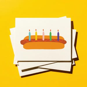 Tarjeta de cumpleaños divertida: pastel de perrito caliente, saludo de barbacoa para él o ella