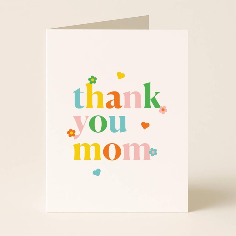 K&ouml;nnte beinhalten: Eine gefaltete Gru&szlig;karte mit den Worten &bdquo;thank you mom&ldquo; in farbenfrohen Buchstaben im Retro-Stil. Der Text wird durch kleine Blumen- und Herzillustrationen in verschiedenen Farben auf cremefarbenem Hintergrund akzentuiert.