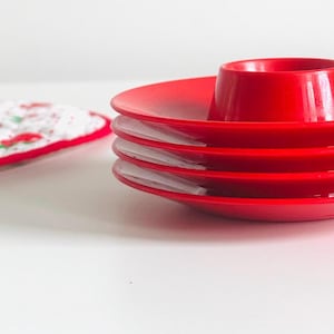ヴィンテージ ヴァロン ドイツ エッグカップ セット – 1970 年代 赤いプラスチック製エッグ ホルダー (4 個セット) – レトロな宇宙時代の朝食の楽しみ