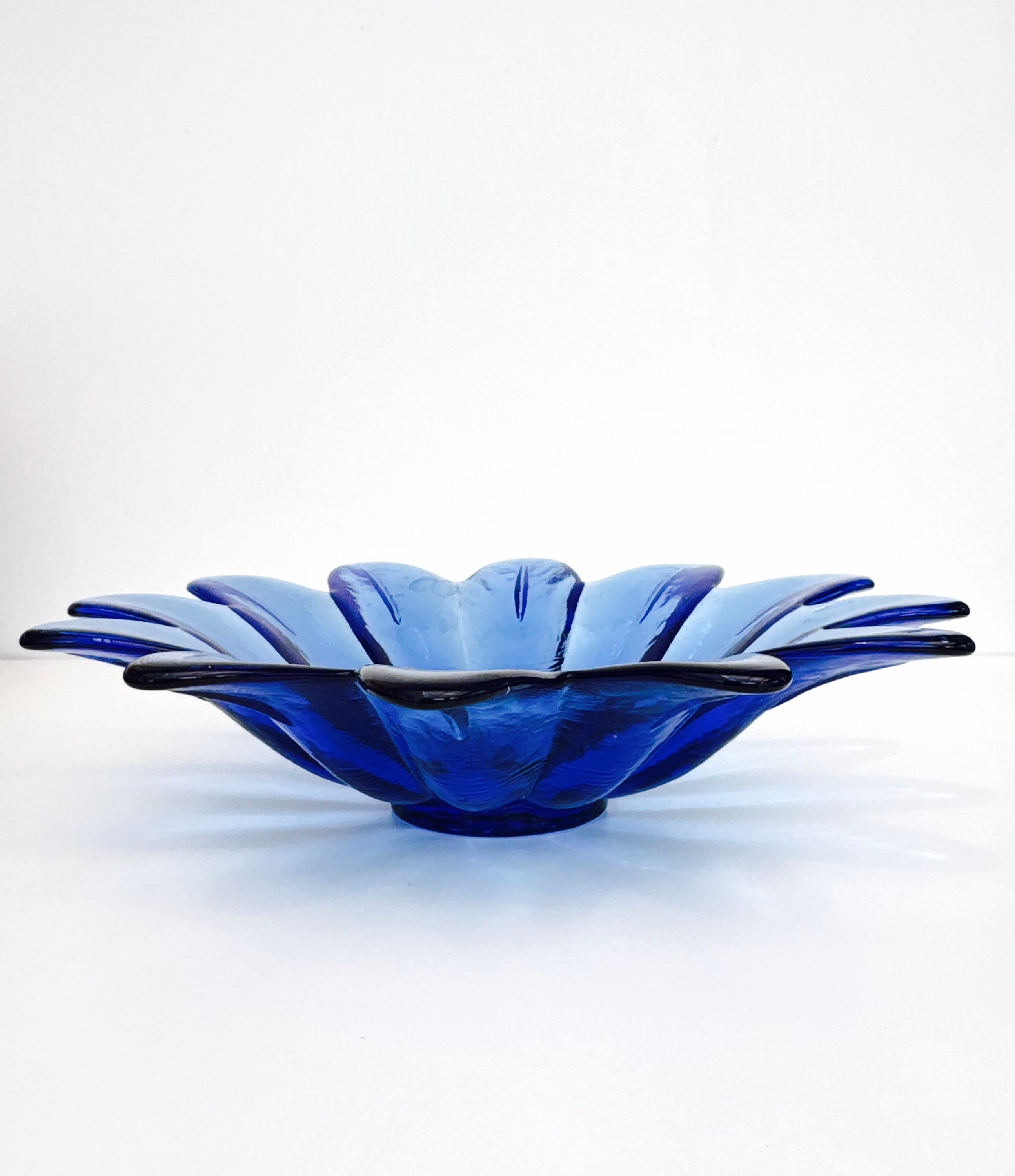 ヴィンテージ コバルトブルー ガラス 12 枚の花びらの花のセンター