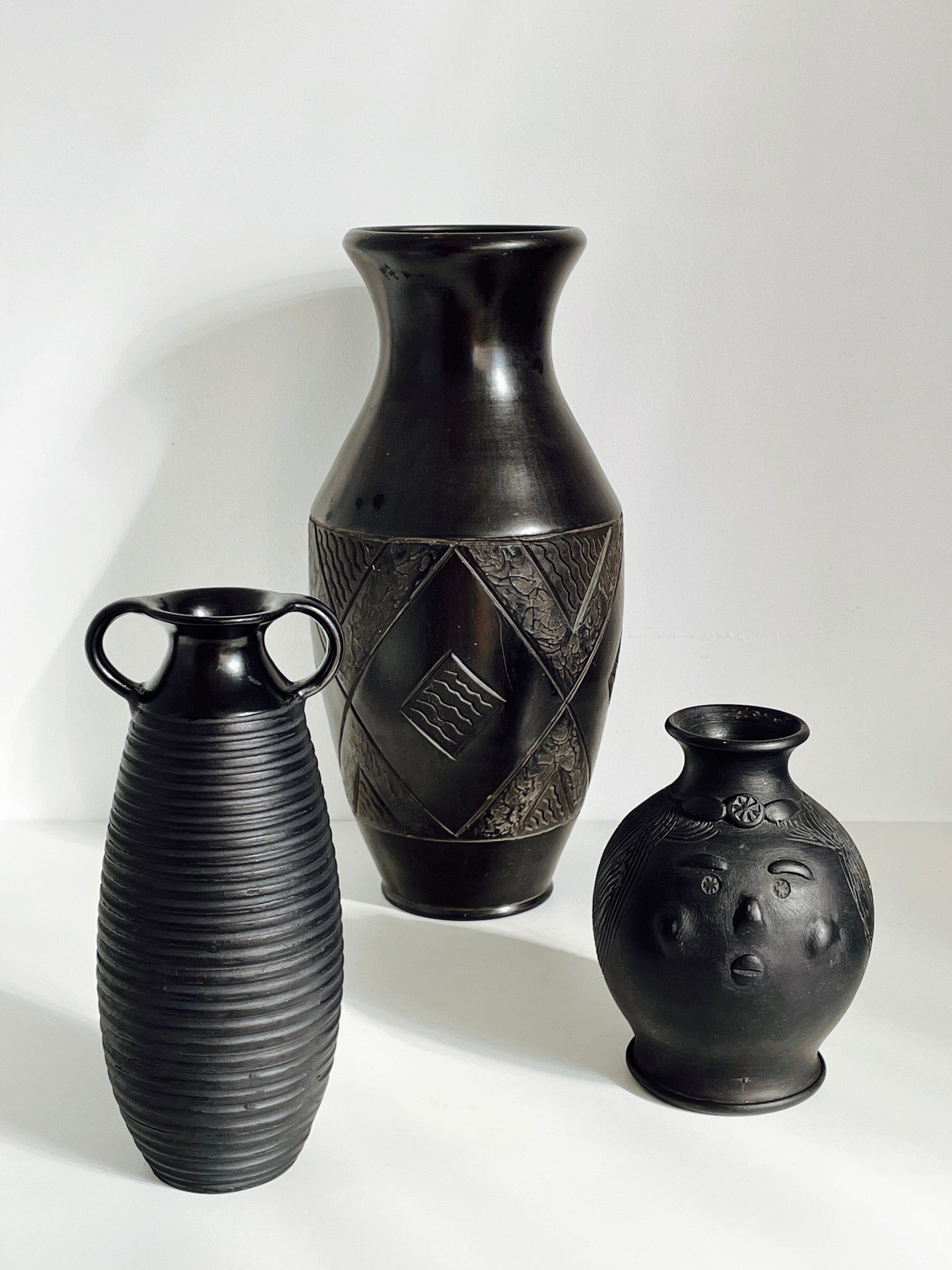 ハンガリーの黒い花瓶 60年代 | フォークアート | 黒い陶器