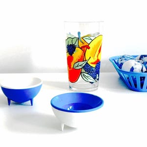 ヴィンテージ ブルー & ホワイト 三脚エッグカップ – ミッドセンチュリーモダン プラスチックデザイン – 1960 年代ドイツ