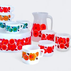 Arcopal &quot;lotus&quot; pop art tableware in the 70s in France