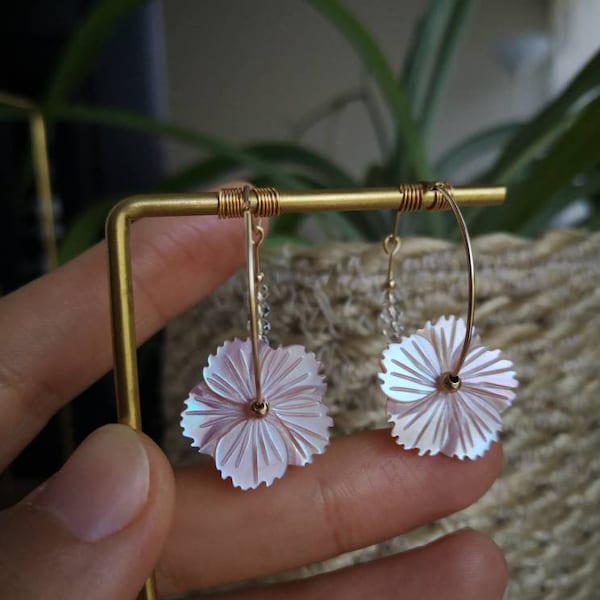 Boucles d'oreilles créoles nacre rose blanche Fleurs Sakura cerisier nacre Gold Filled 14K Faitmain Bijoux cadeaux femme Collection MAI