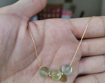 Collier fin chaîne fine gold filled 14k prehnite perle aplatie facetté plate pierre précieuse naturelle faitmain chic délicat ras le cou ete