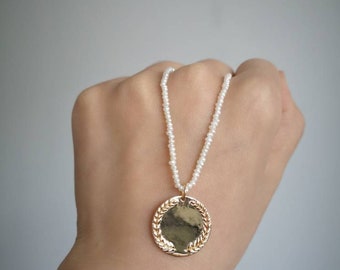 Halskette Mini-Perlenkette Perlen feiner Charme Medaille Lorbeerkranz vergoldet 3 Mikron Gold Filled 14K Original handgefertigt widerstandsfähig