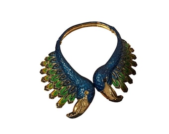 Collar con colgante de oro esmaltado con forma de pavo real estilo Iris Apfel Cavalli