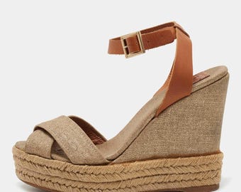 Sandálias plataforma espadrille com tiras cruzadas em lona dourada Tory Burch, tamanho 9B - Leia