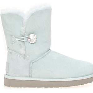 Puede incluir: Botas de ante azul claro con cierre de botón de cristal. Las botas tienen un interior suave y esponjoso y una suela de goma gris. Las botas son de media caña, de unos 20 cm de altura.