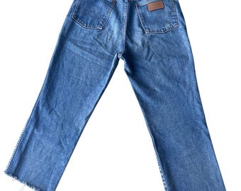 Jeans Wrangler 13MWZMR de cintura alta, estilo vintage, con dobladillo sin rematar, hechos en EE. UU., corte vaquero.