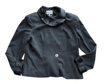 Blazer asimmetrico in lana nera Lily & Taylor, modello 18 con bottoni dorati, prodotto negli Stati Uniti.