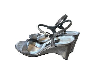 Stuart Weitzman Gunmetal Metallic Wedge Sandal Strass Schnalle Größe 8