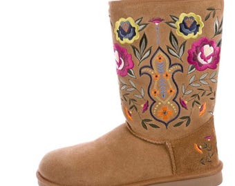 Botas UGG Australia Juliette con bordado floral, color castaño, talla 8 (UE 39). Sin estrenar.