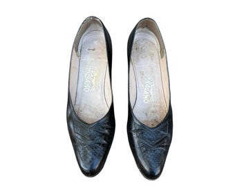 Zapatos de tacón bajo vintage Salvatore Ferragamo de piel negra, talla 9 AAA, estrechos, fabricados en Italia.