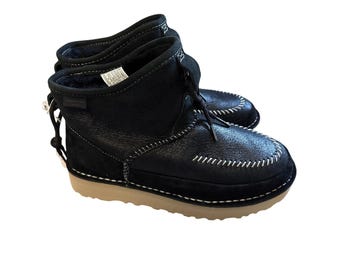 Botín UGG de ante negro tipo mocasín con cierre de palanca, talla 9 para mujer.