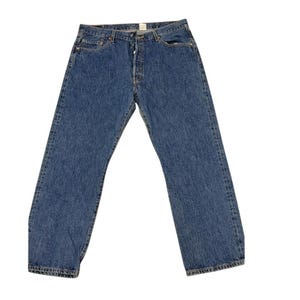 Könnte beinhalten: Blaue Jeans aus Denim mit Knopfleiste und klassischem Fünf-Taschen-Design. Die Jeans haben eine gerade Beinpassform und sind aus strapazierfähigem Denim-Stoff gefertigt. Die Jeans haben eine mittelblaue Waschung.