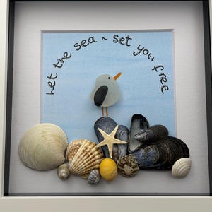 Marco de arte de vidrio marino de Cornualles Deja que el mar te libere Escena costera enmarcada Vidrio marino de Cornualles hecho a mano. Obra de arte original de gaviota con concha de playa