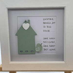 Seeglas Kunstrahmen Lustiges Zitat Jeder bringt Freude in dieses Haus; Kornisches Seeglas; Gerahmtes, handgemachtes, Cornwall Geschenk Vögel neues Zuhause Geschenk