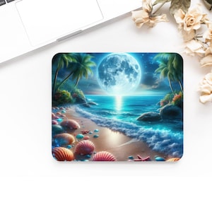 Può includere: Tappetino per mouse quadrato con una serena scena di spiaggia sotto la luna piena. Il design include palme, conchiglie e una luna luminosa che si riflette sull'oceano. La tavolozza dei colori è dominata da blu, verdi e toni sabbia.