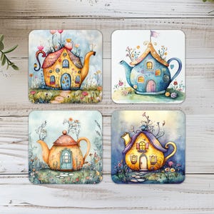 Può includere: Set di quattro sottobicchieri quadrati con fantasiosi disegni di case a forma di teiera. Ogni sottobicchiere presenta un'illustrazione ad acquerello unica con colori vivaci, tra cui rosa, giallo, blu e arancione. I disegni sono circondati da elementi floreali e di giardino.