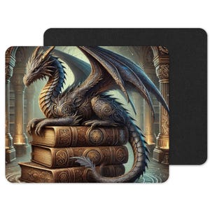 Può includere: Un drago nero con accenti dorati siede su una pila di tre libri antichi. Il drago ha una lunga coda e grandi ali. I libri sono decorati con disegni intricati.