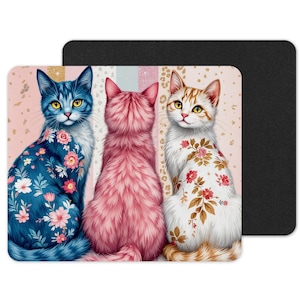 Può includere: Tappetino per mouse decorativo con tre gatti stilizzati. I gatti sono blu, rosa e bianchi, ognuno adornato con motivi floreali. Lo sfondo ha un design rosa e oro, con un bordo nero.