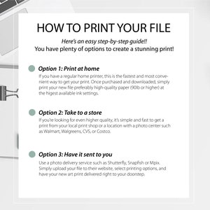 Op de afbeelding: Een wit vel papier met een blauw en groen grafisch ontwerp. De tekst "HOW TO PRINT YOUR FILE" staat bovenaan de pagina. De tekst "Here's an easy step-by-step guide!!" staat onder de titel. De tekst "You have plenty of options to create a stunning print!" staat onder de tweede regel tekst. De pagina geeft drie opties voor het afdrukken van een bestand: "Print at home", "Take to a store" en "Have it sent to you".