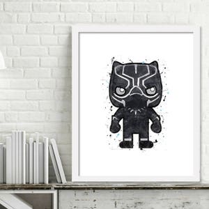 Op de afbeelding: Black Panther-personage in cartoon-stijl met een zwart-grijs kleurenschema. Het personage staat op een witte achtergrond met blauwe en grijze aquarelspatten.