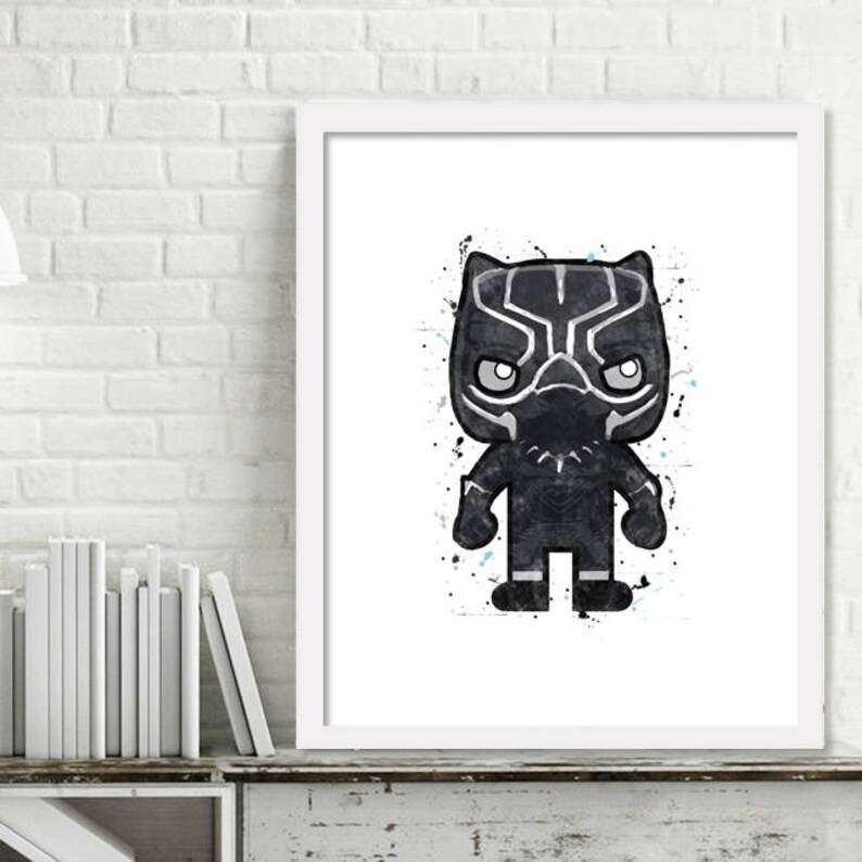 Op de afbeelding: Black Panther-personage in cartoon-stijl met een zwart-grijs kleurenschema. Het personage staat op een witte achtergrond met blauwe en grijze aquarelspatten.