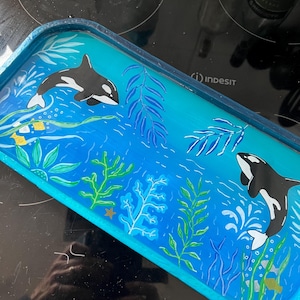 Bandeja rectangular colorida pintada a mano / Temática de orca y océano / Hecha a mano con cartón y papel reciclados