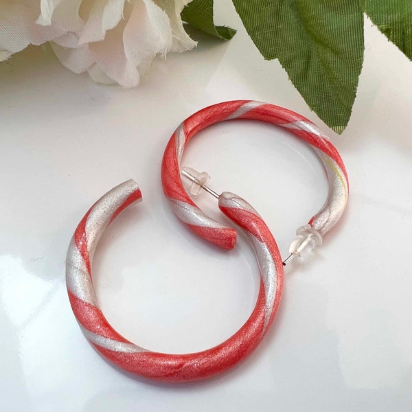 Des cerceaux à gogo ! | Créoles en rose saumon et blanc nacré | Bijoux colorés en pâte polymère et perles | Légère, abordable et bonne humeur