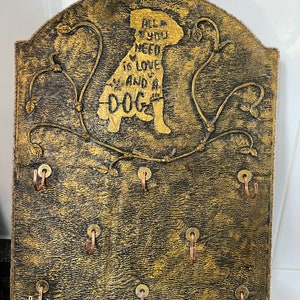 Llavero para amantes de los perros / 'Todo lo que necesitas es amor y un perro' / 8 ganchos / Hecho a mano con cartón y papel reciclado