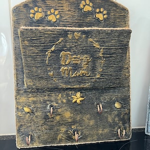 Llavero para amantes de los perros / 'Dog Mom' / Cinco ganchos / Hecho a mano con cartón y papel reciclado